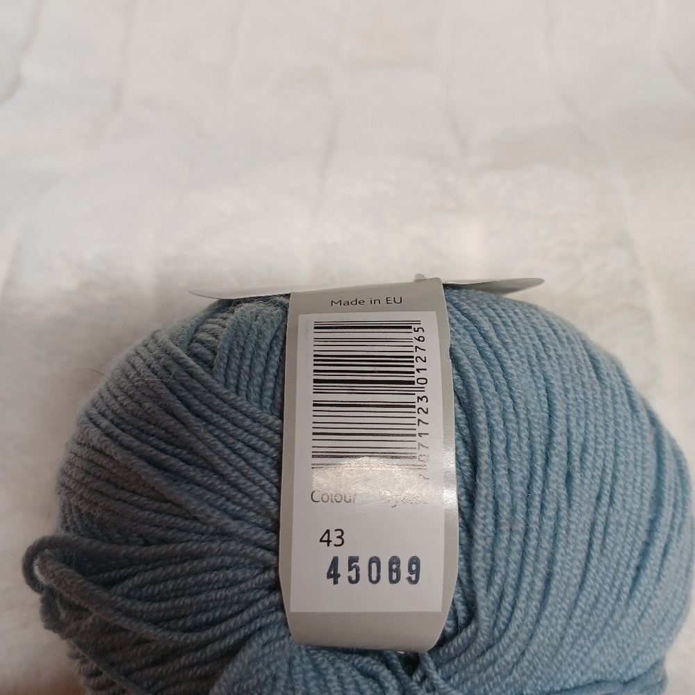 Drops Baby Merino Yarn 100% Wool Light Blue Superwash 191 Yards - New - Picture 3 of 4